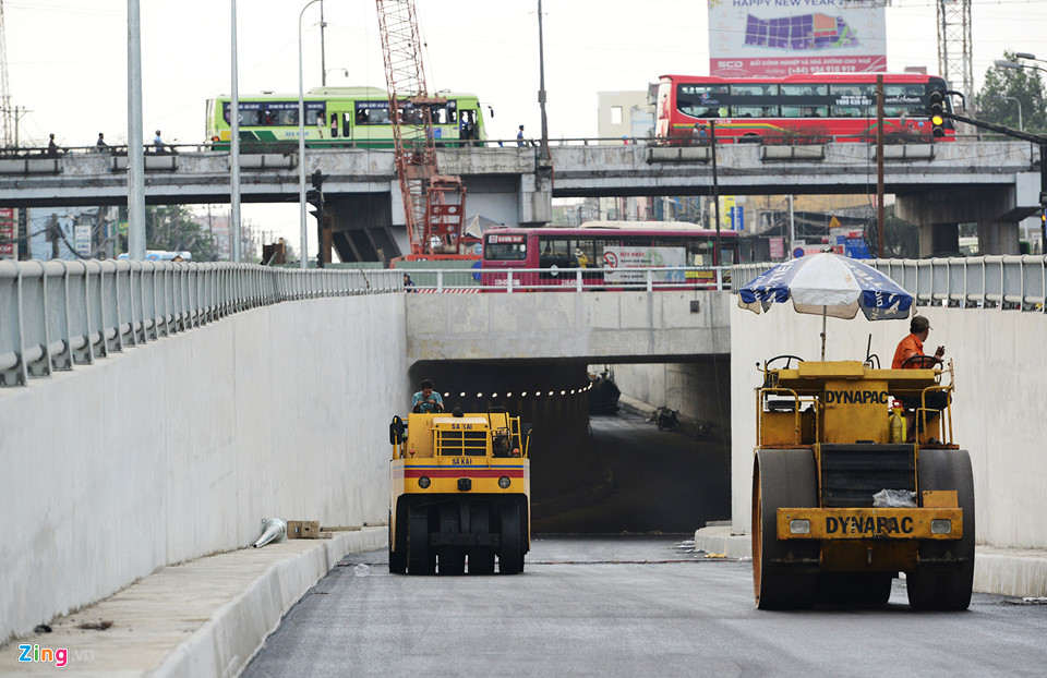 Hầm chui nút giao thông 3 tầng ở Sài Gòn trước ngày thông xe